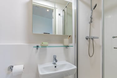 Silver En Suite - Image 7